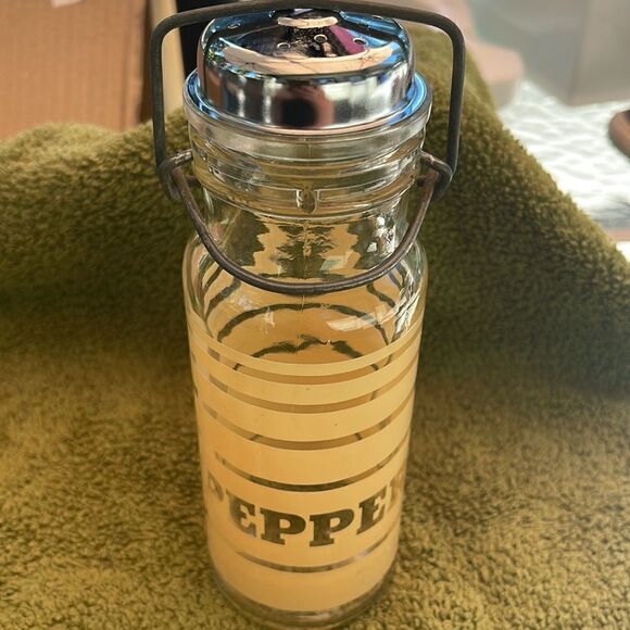 Wheaton vintage pepper shaker, excellent condition. 7 high 3 wide. - Picture 5 of 5